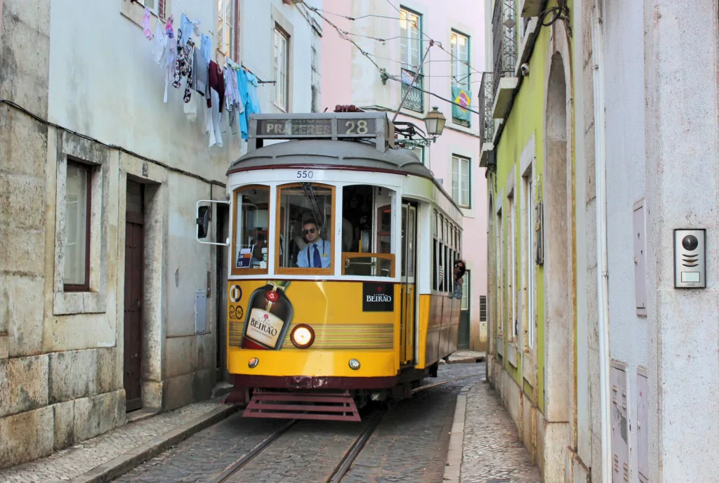 tram di lisbona, portogallo